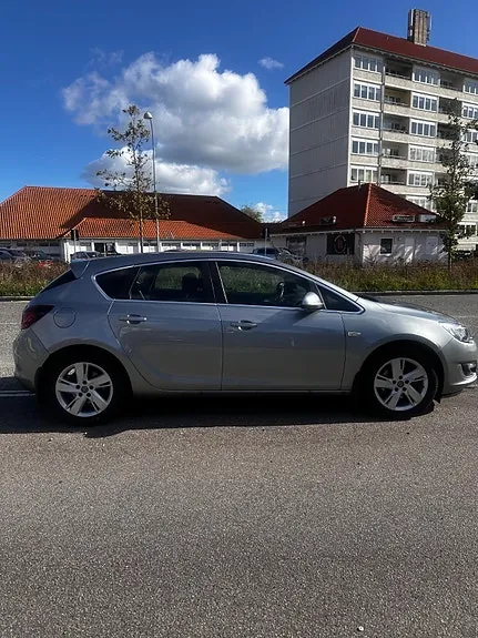 Opel Astra 2014 photo 2