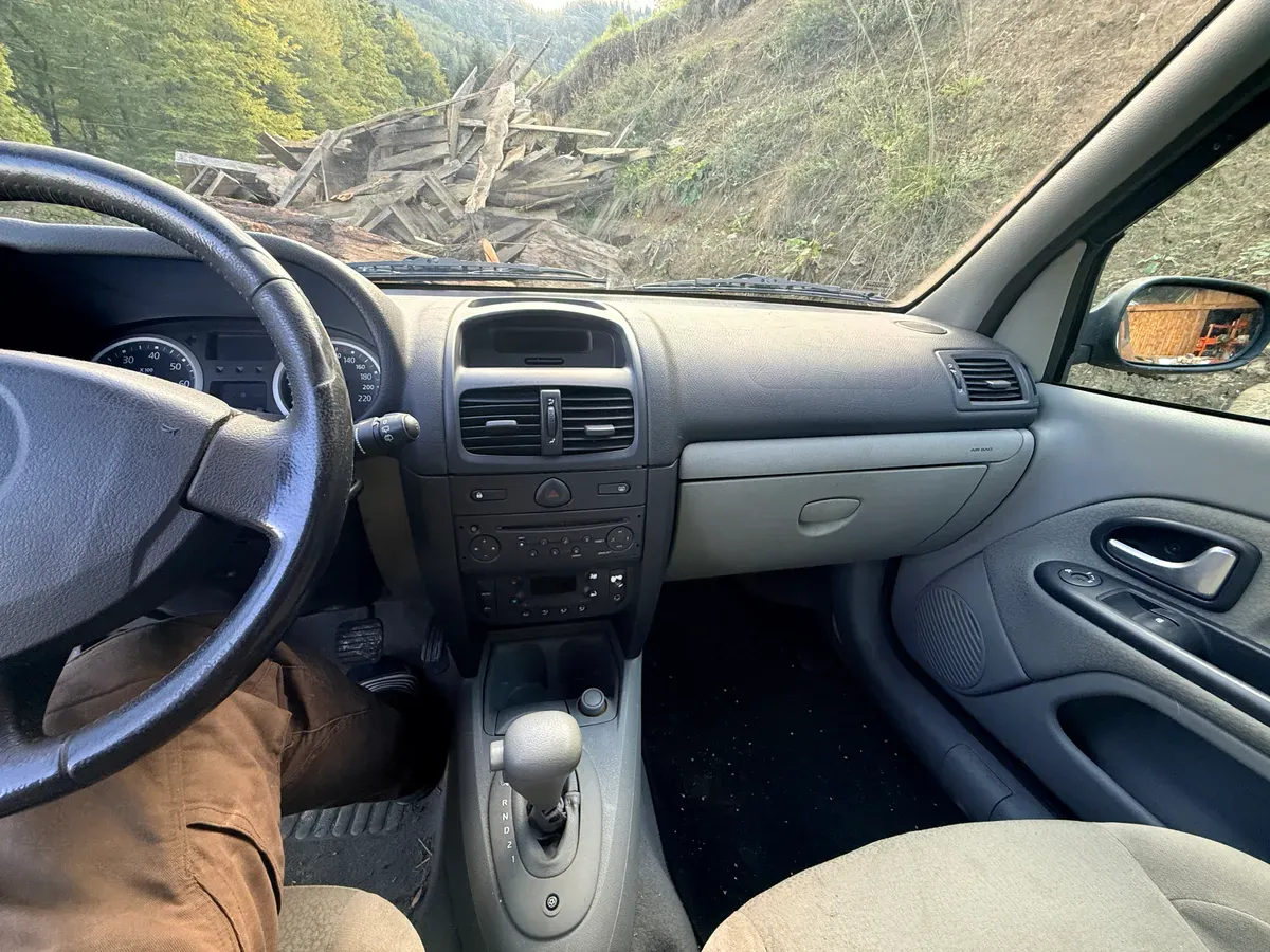 Renault Clio 2005 photo 2