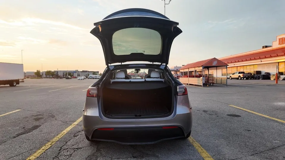 Tesla Model Y 2024 photo 2