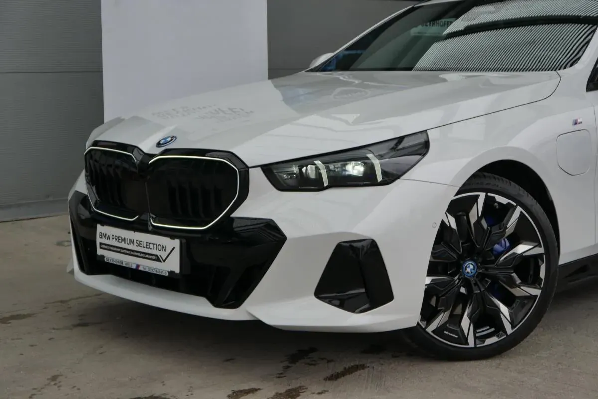 BMW 5 Series 2025 photo 3