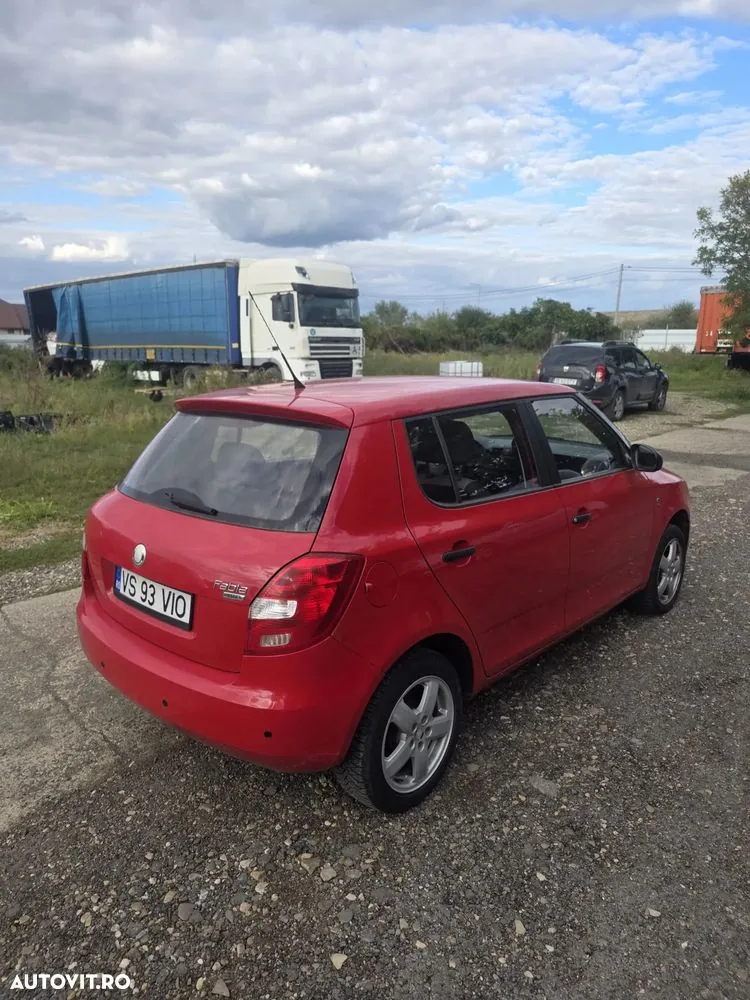 Skoda Fabia 2010 photo 3