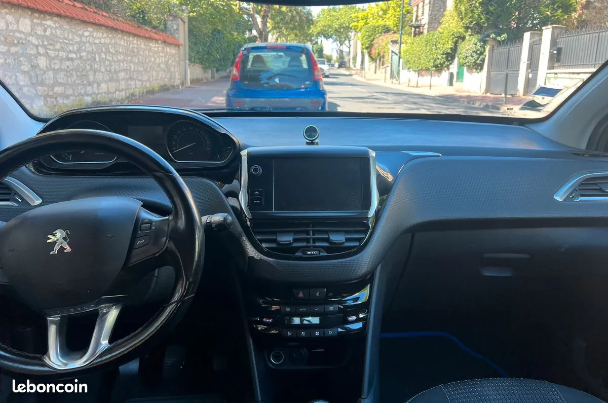 Peugeot 208 2017 photo 3
