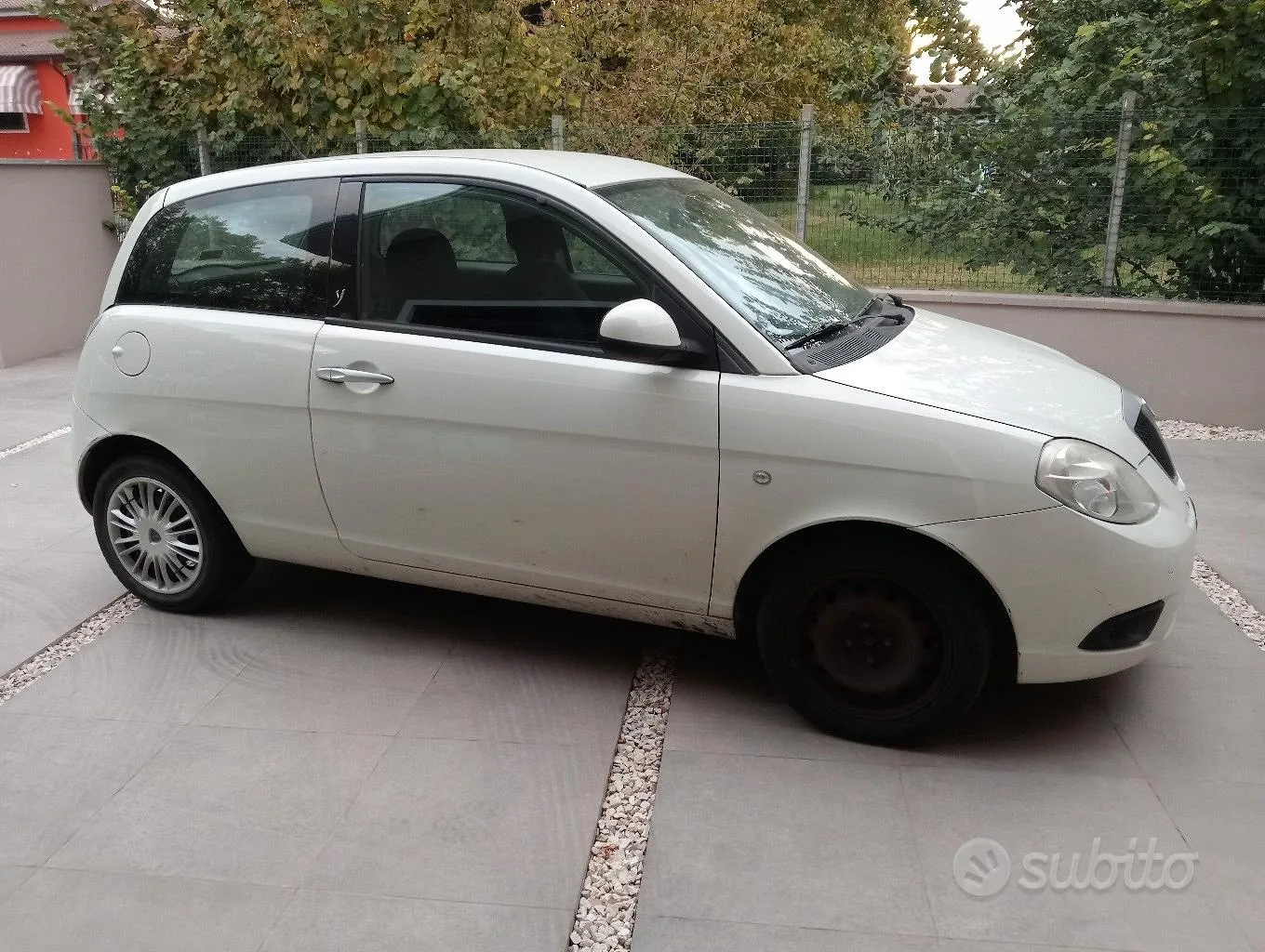 Lancia Ypsilon 2010 photo 2