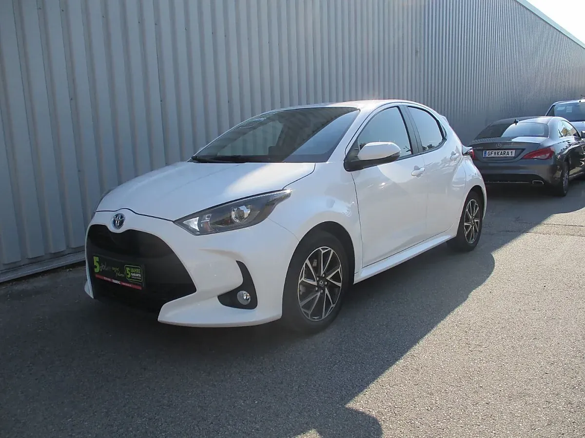 Toyota Yaris 2023 photo 2