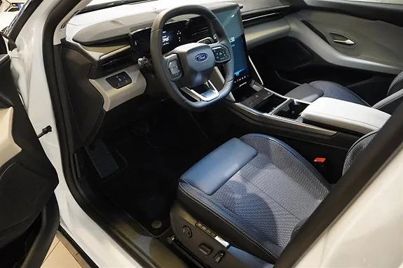 Ford Explorer 2026 photo 2