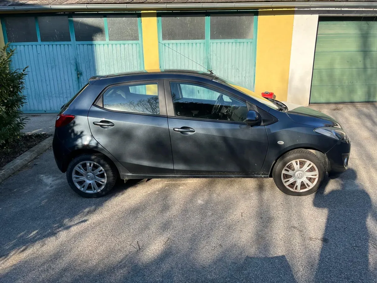 Mazda Mazda2 2011 photo 2
