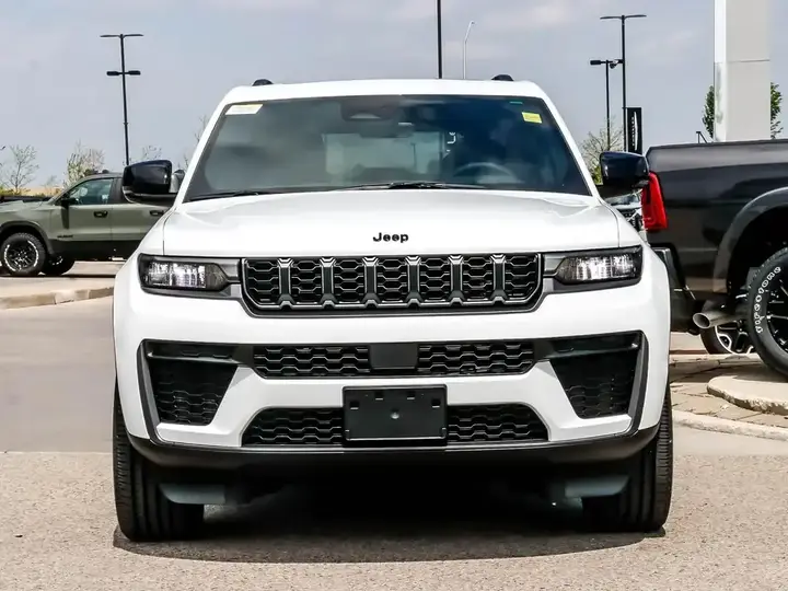 Jeep Grand Cherokee 2026 photo 3