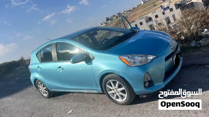 Toyota Prius C 2014 photo 2
