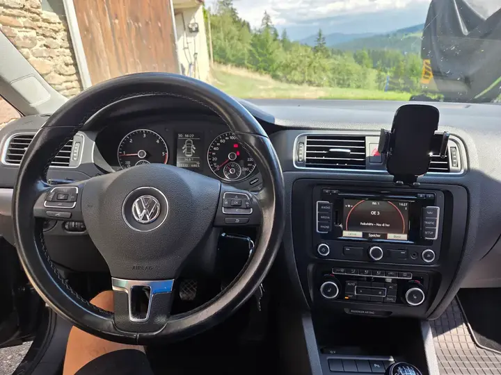 Volkswagen Jetta 2011 photo 2