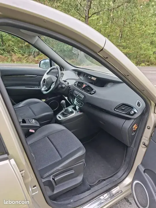Renault Grand Scenic 2011 photo 3