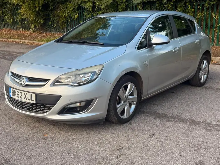 Vauxhall Astra 2012 photo 2