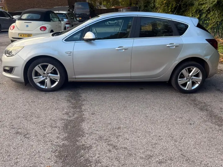 Vauxhall Astra 2012 photo 3