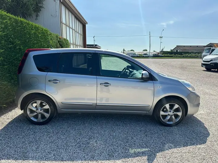 Nissan Note 2011 photo 4