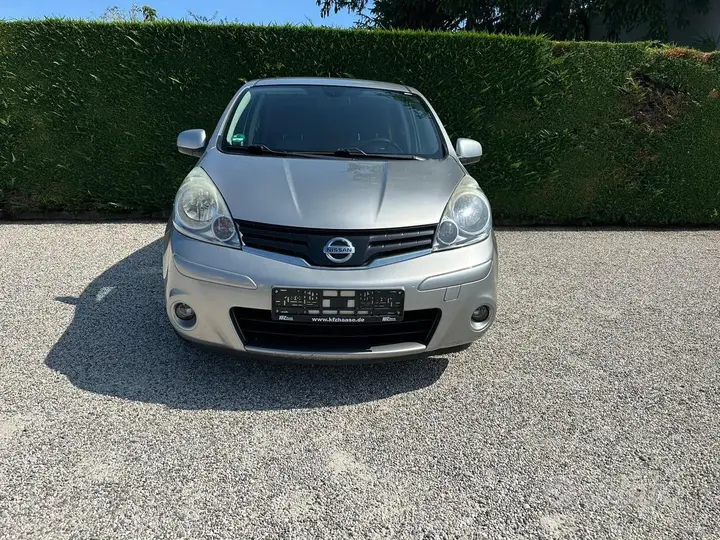 Nissan Note 2011 photo 2