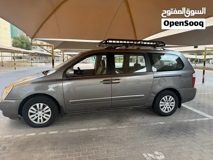 Kia Carnival 2011 photo 2