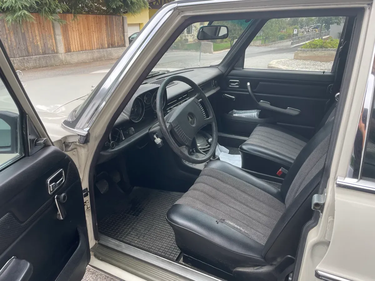 Mercedes-Benz 240D 1975 photo 3