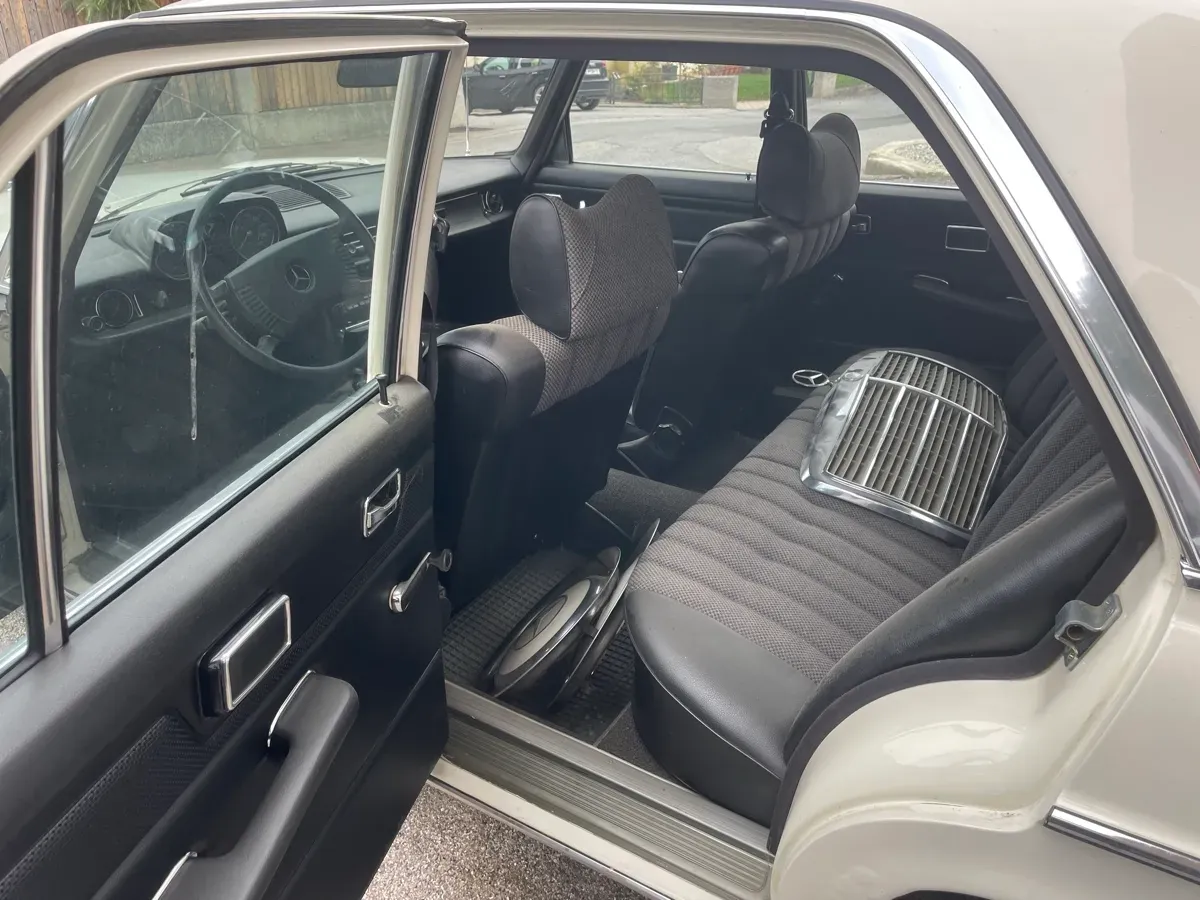 Mercedes-Benz 240D 1975 photo 2