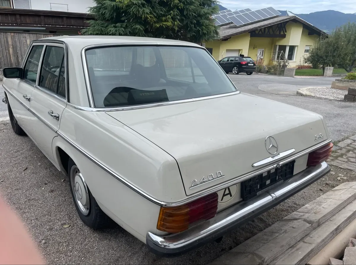 Mercedes-Benz 240D