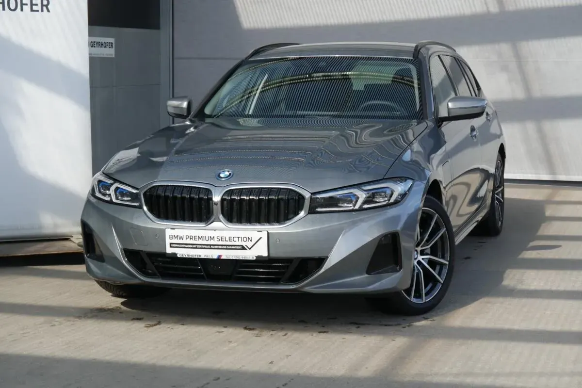 BMW 3 Series 2025 photo 2