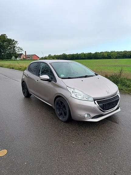 Peugeot 208 2012 photo 2