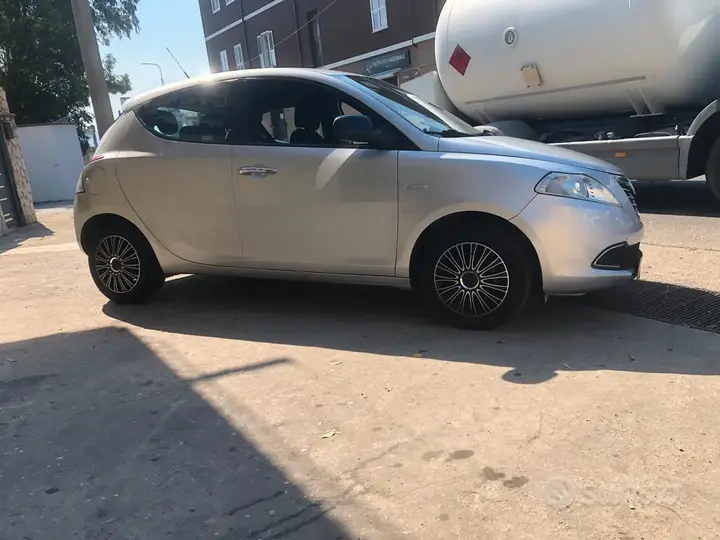 Lancia Ypsilon 2015 photo 2