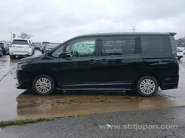Toyota Voxy 2015 photo 4