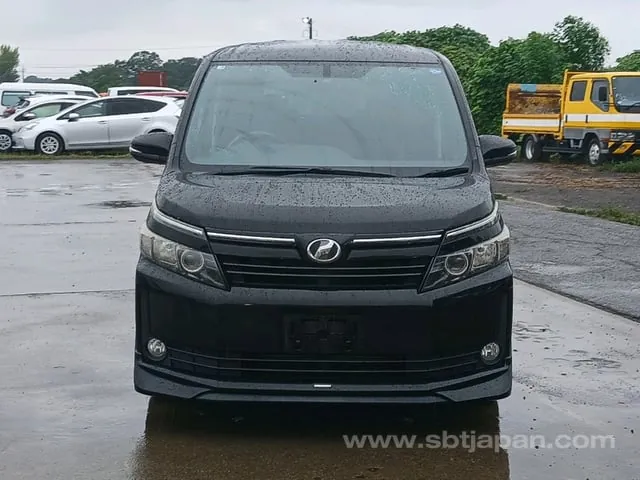 Toyota Voxy 2015 photo 2