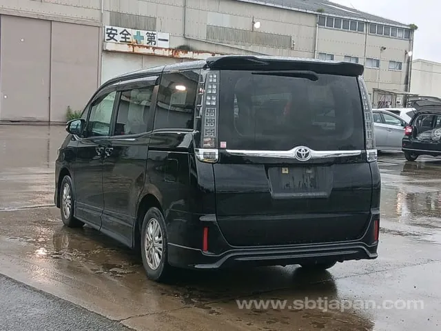 Toyota Voxy 2015 photo 5