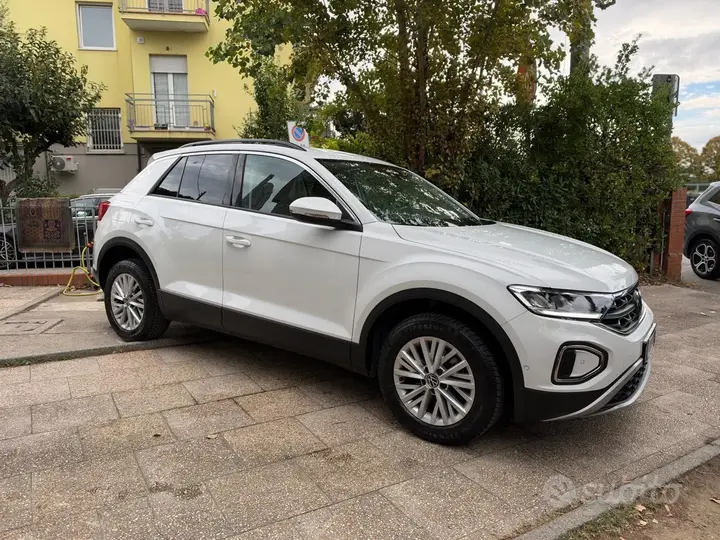 Volkswagen T-Roc 2023 photo 2