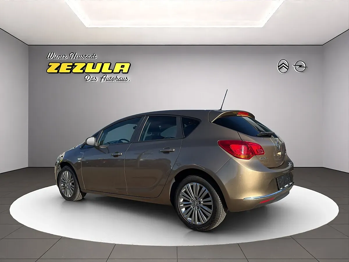 Opel Astra 2013 photo 3
