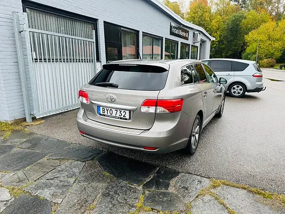 Toyota Avensis 2015 photo 3