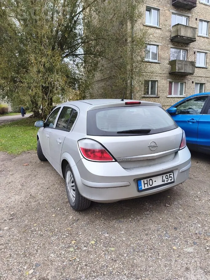 Opel Astra 2010 photo 2