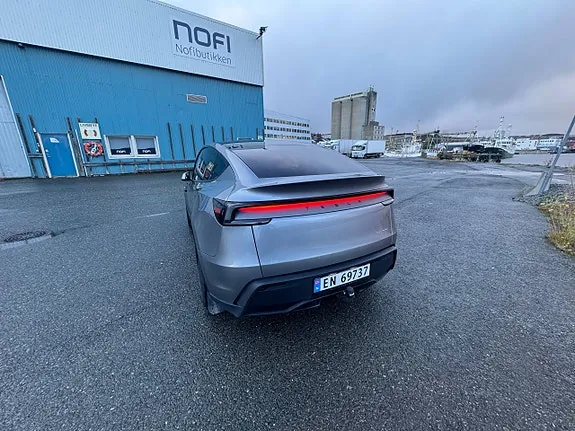 Tesla Model Y 2025 photo 2