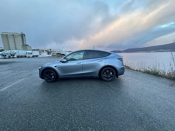 Tesla Model Y 2025 photo 5