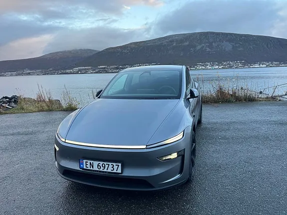 Tesla Model Y 2025 photo 3