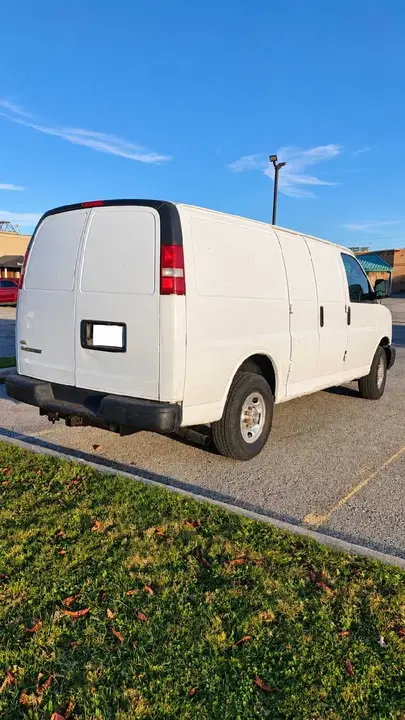 Chevrolet Express 2010 photo 2