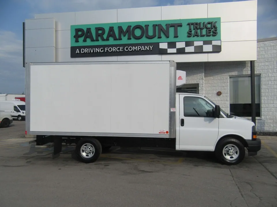 Chevrolet Express 3500 2025 photo 2