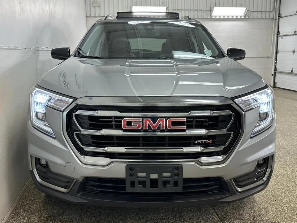 GMC Terrain 2024 photo 2