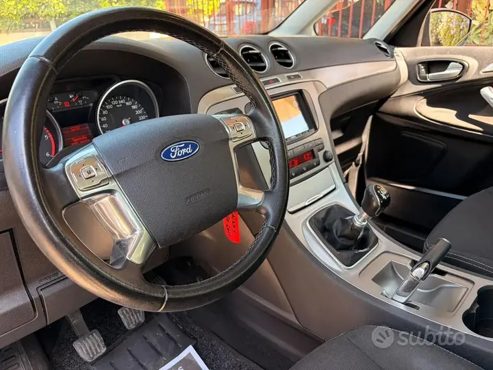 Ford Galaxy 2011 photo 4