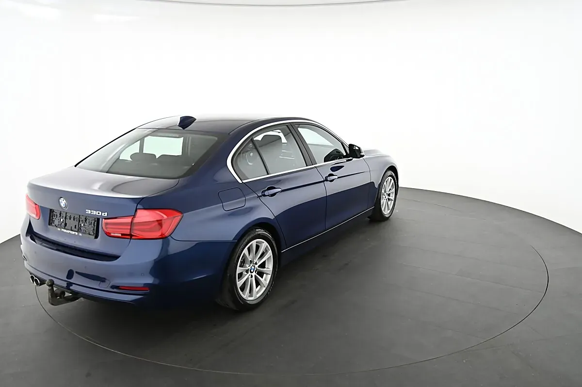 BMW 3 Series 2018 photo 2