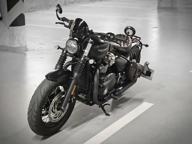 Triumph Bonneville Bobber Black 1200 2019 photo 2