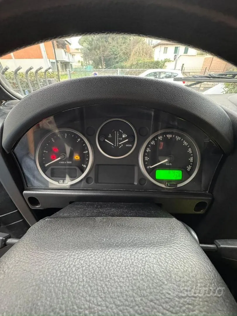 Land Rover Defender 2012 photo 3