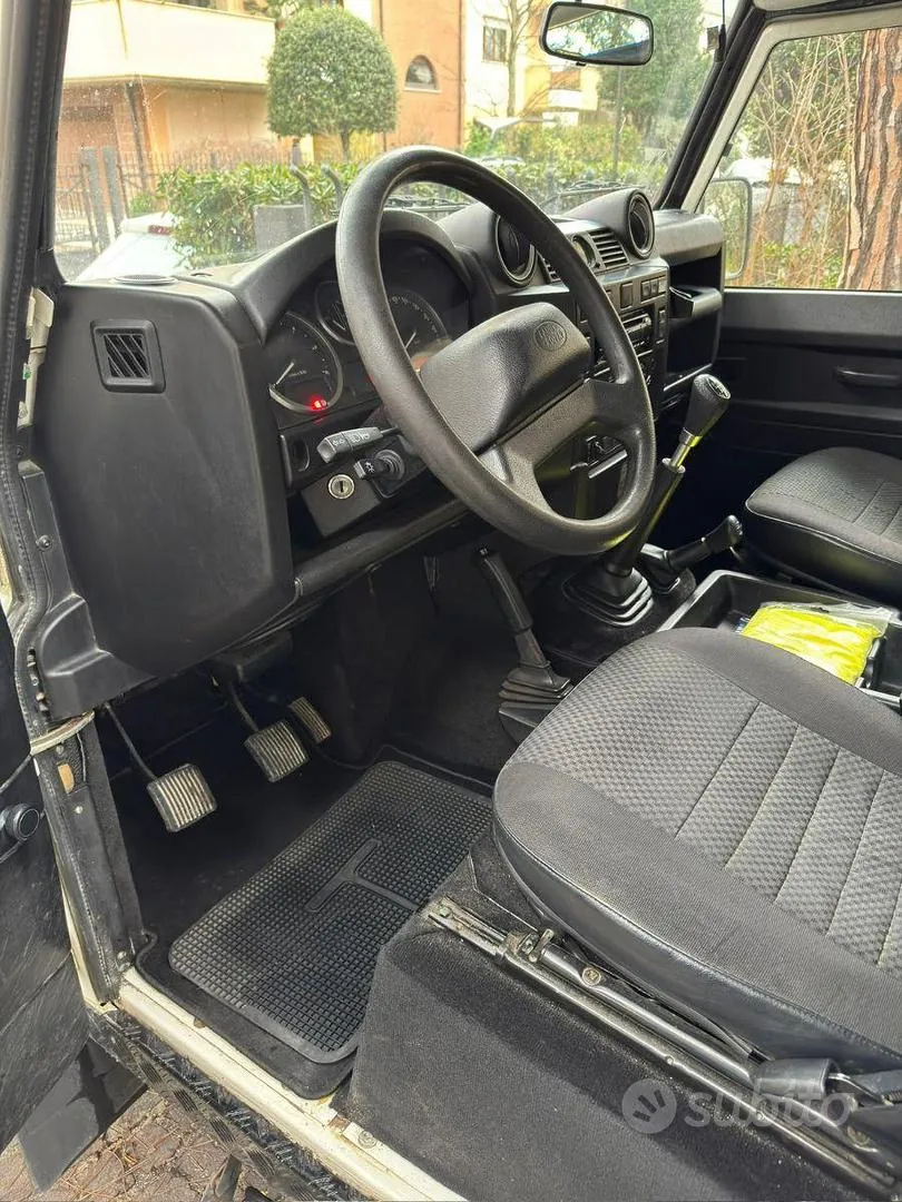 Land Rover Defender 2012 photo 5