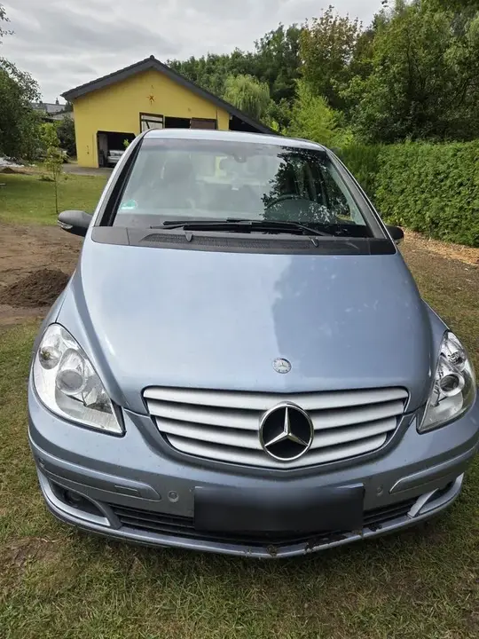 Mercedes-Benz B180