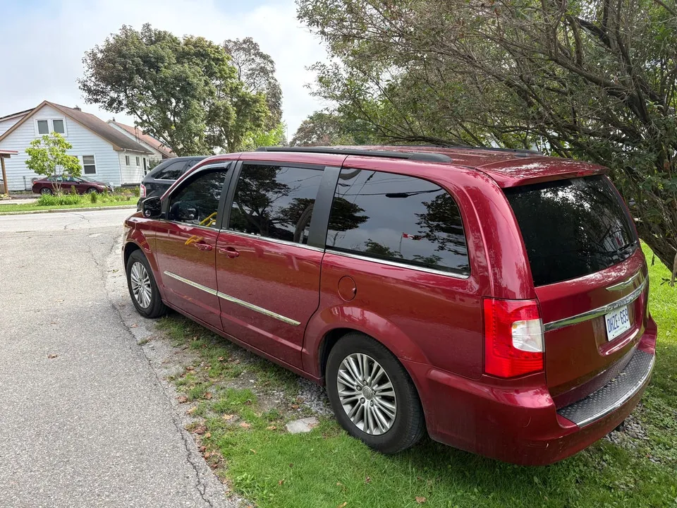 Chrysler Town & Country 2013 photo 2