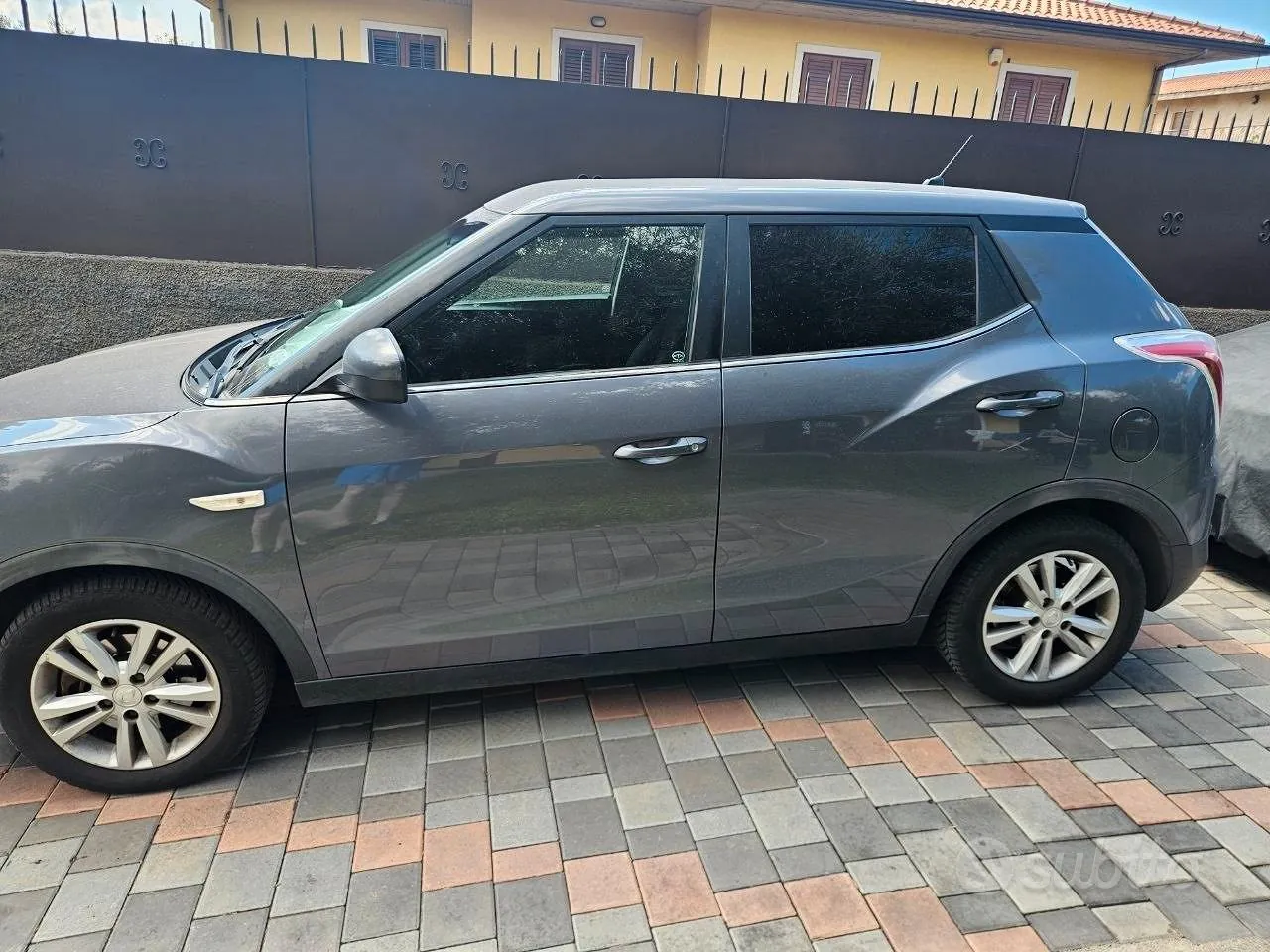 KG Mobility Tivoli 2015 photo 2