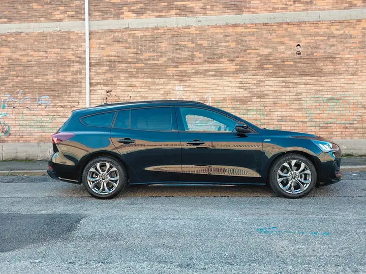 Ford Focus 2023 photo 3