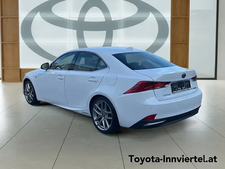 Lexus Is 2017 photo 2