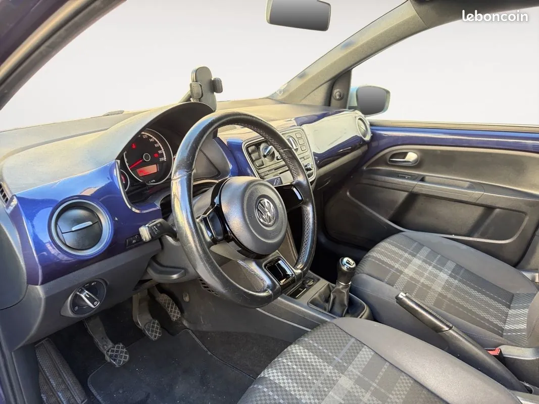 Volkswagen Up 2015 photo 2