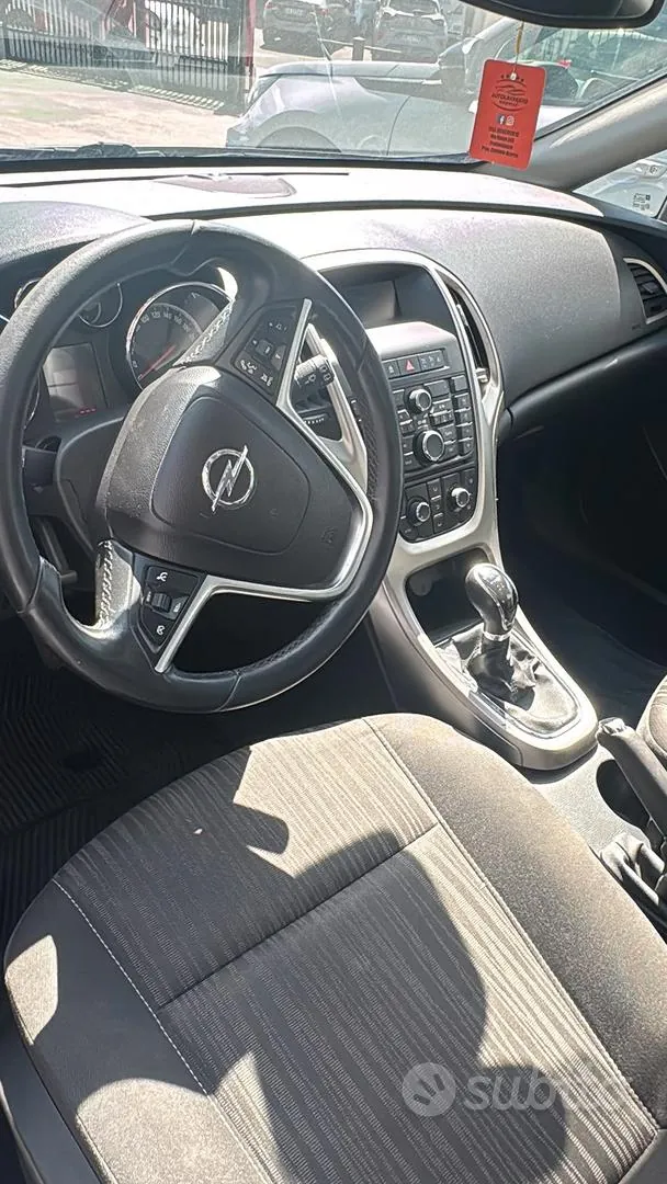 Opel Astra 2011 photo 3